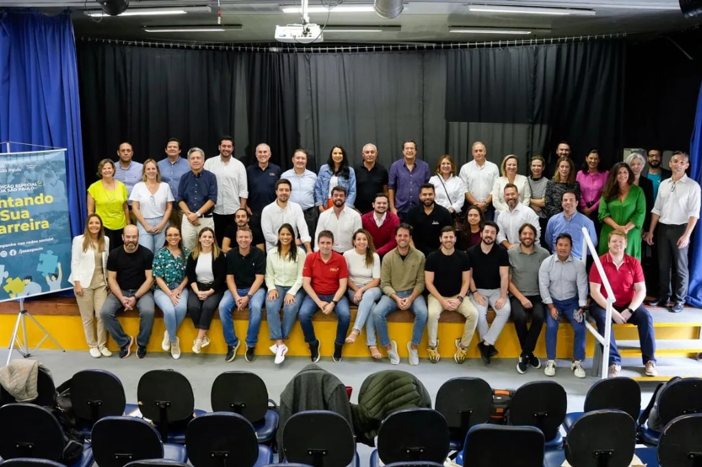 Pessoal que palestrou pela iniciativa da Junior Achievement para jovens da ETEC Profº Basilides de Godoy, em São Paulo