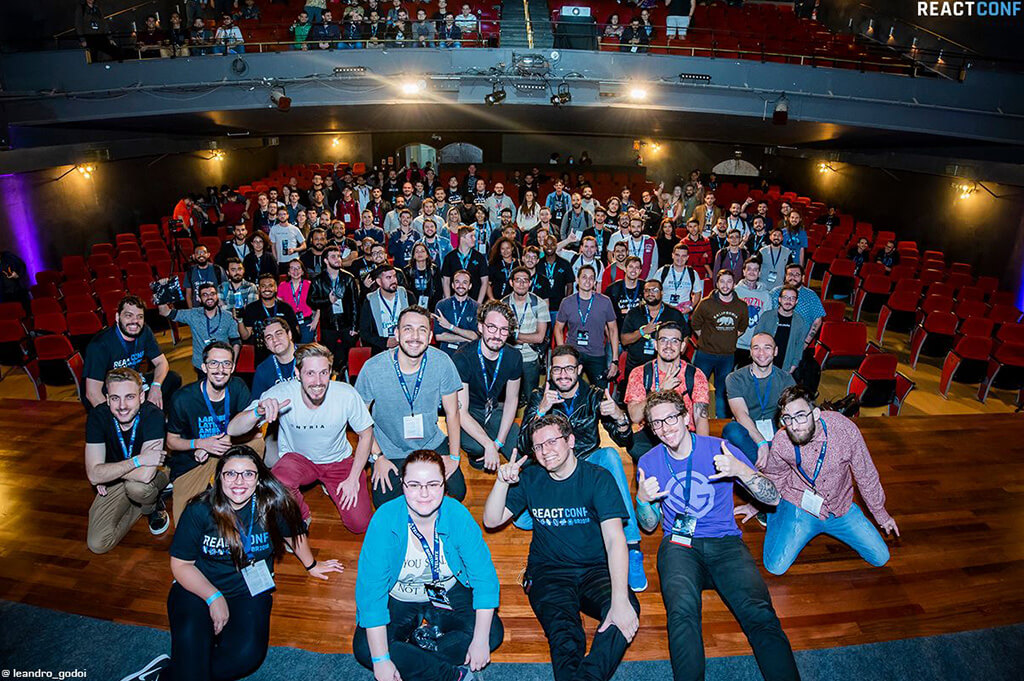 Pessoas no final da React Conf BR 2018